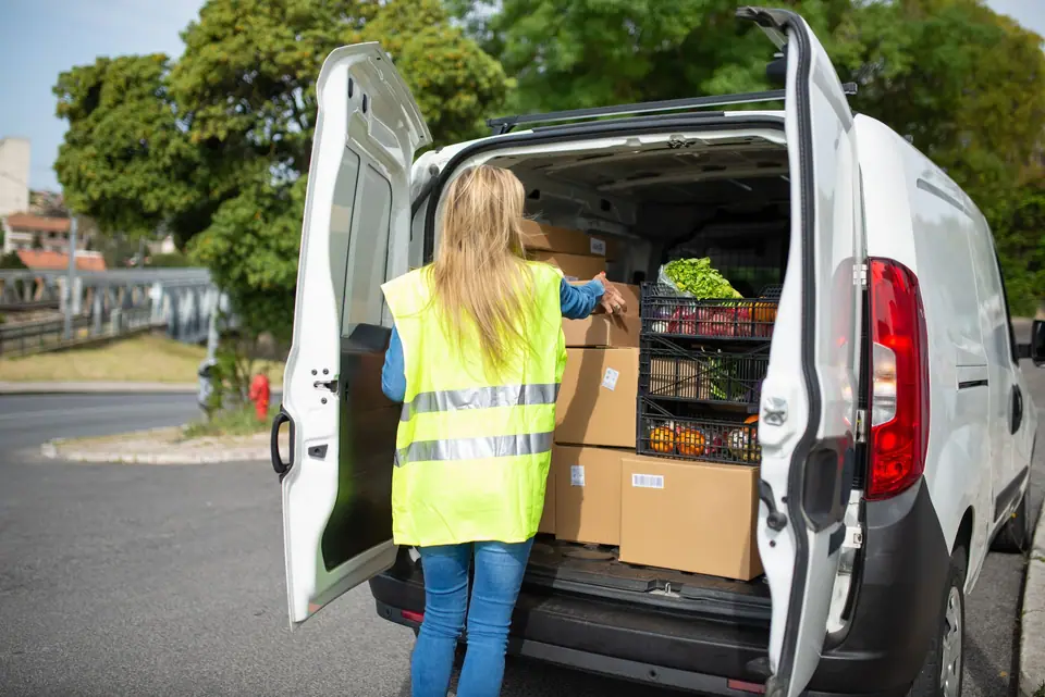 Merkez mutfakta yükleme yapılan servis aracı