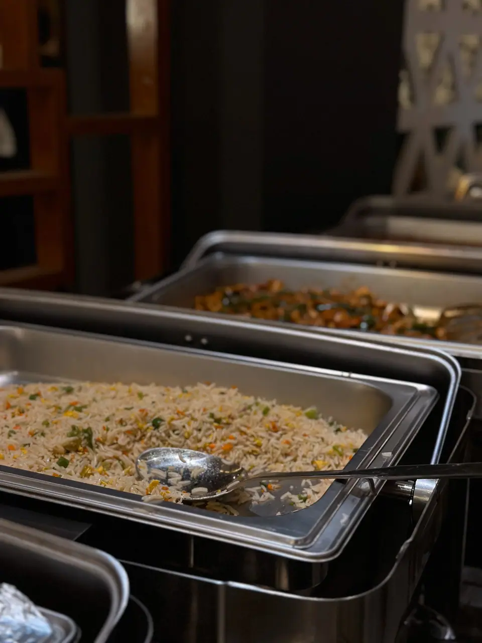 Servis hattında sıcak yemek dolu gastronom küvetler