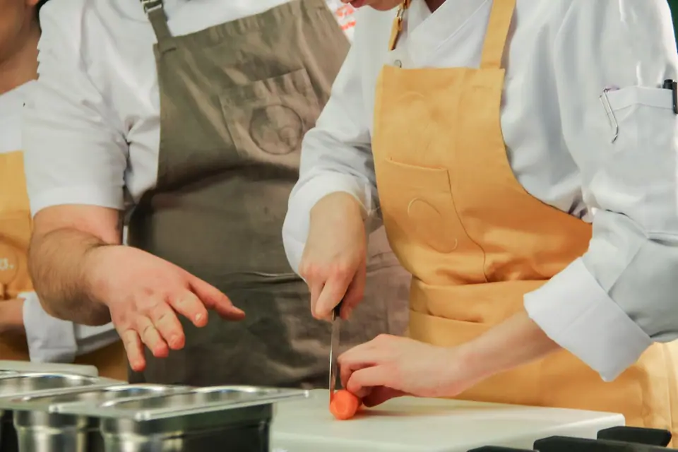 Porsiyonlama hattında gastronom küvetler