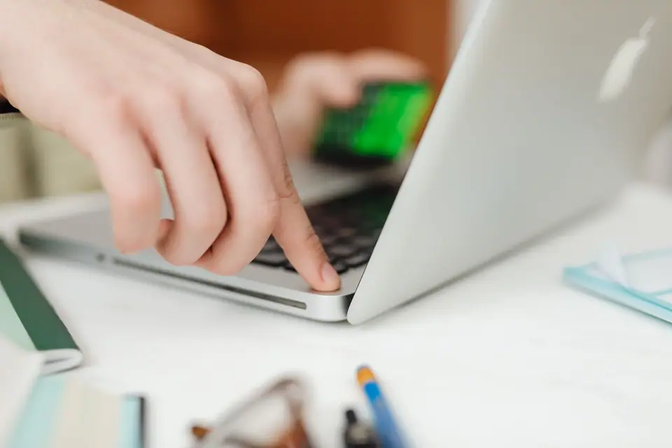 Tablette kişi bildirimi ekranına bakan eller