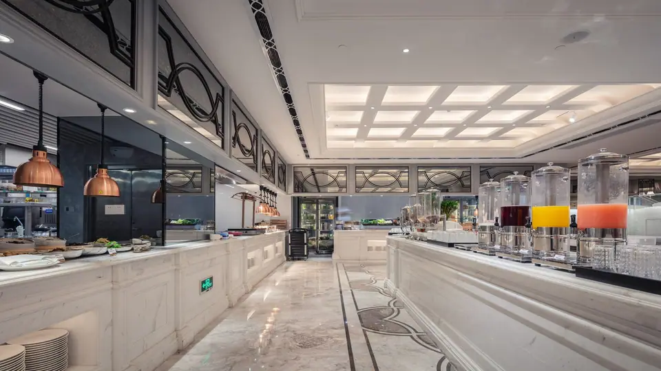 Ofis yemekhanesinde self servis hattı